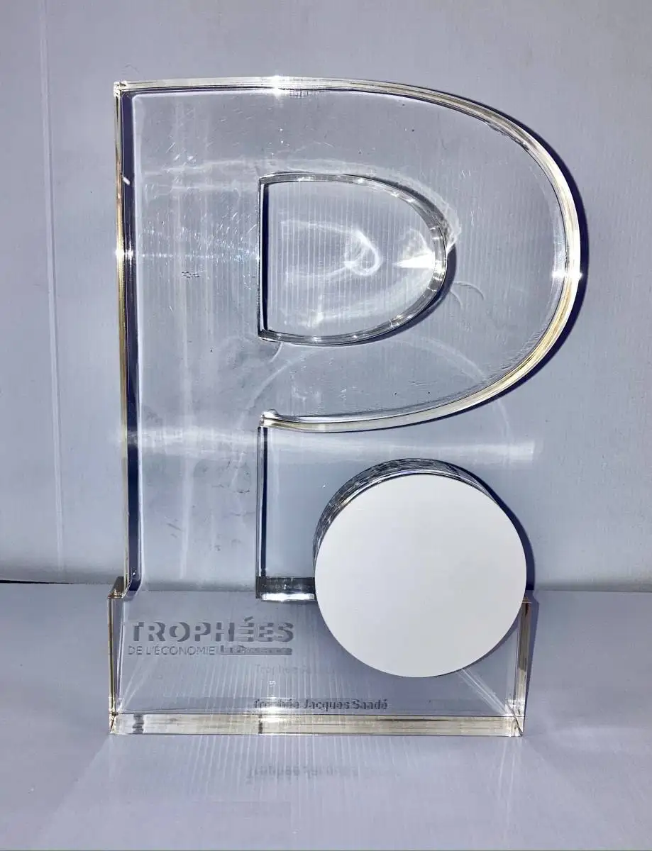 Trophée en Plexiglas transparent avec gravure