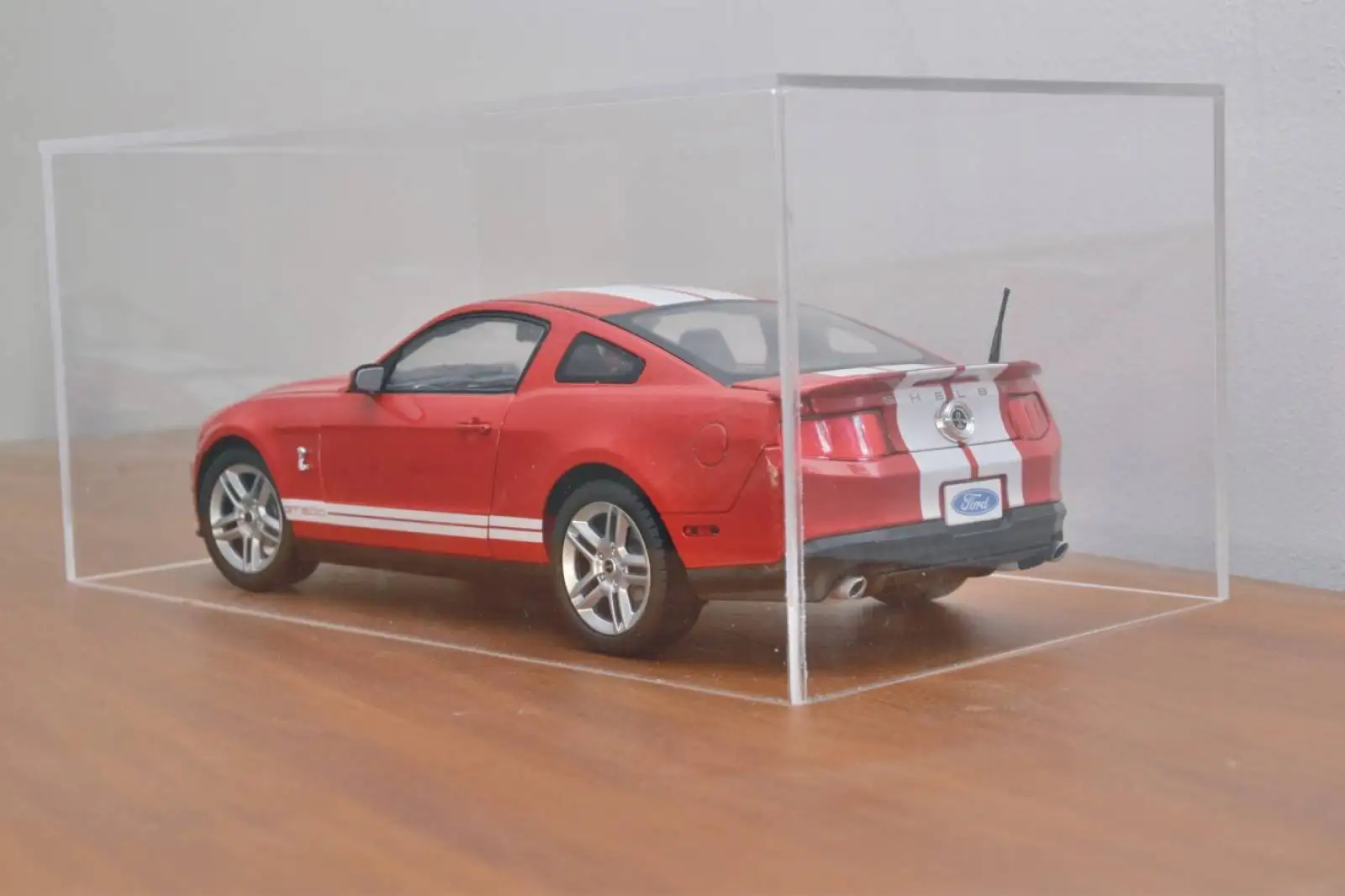Boîte en Plexiglas incolore de protection pour maquette