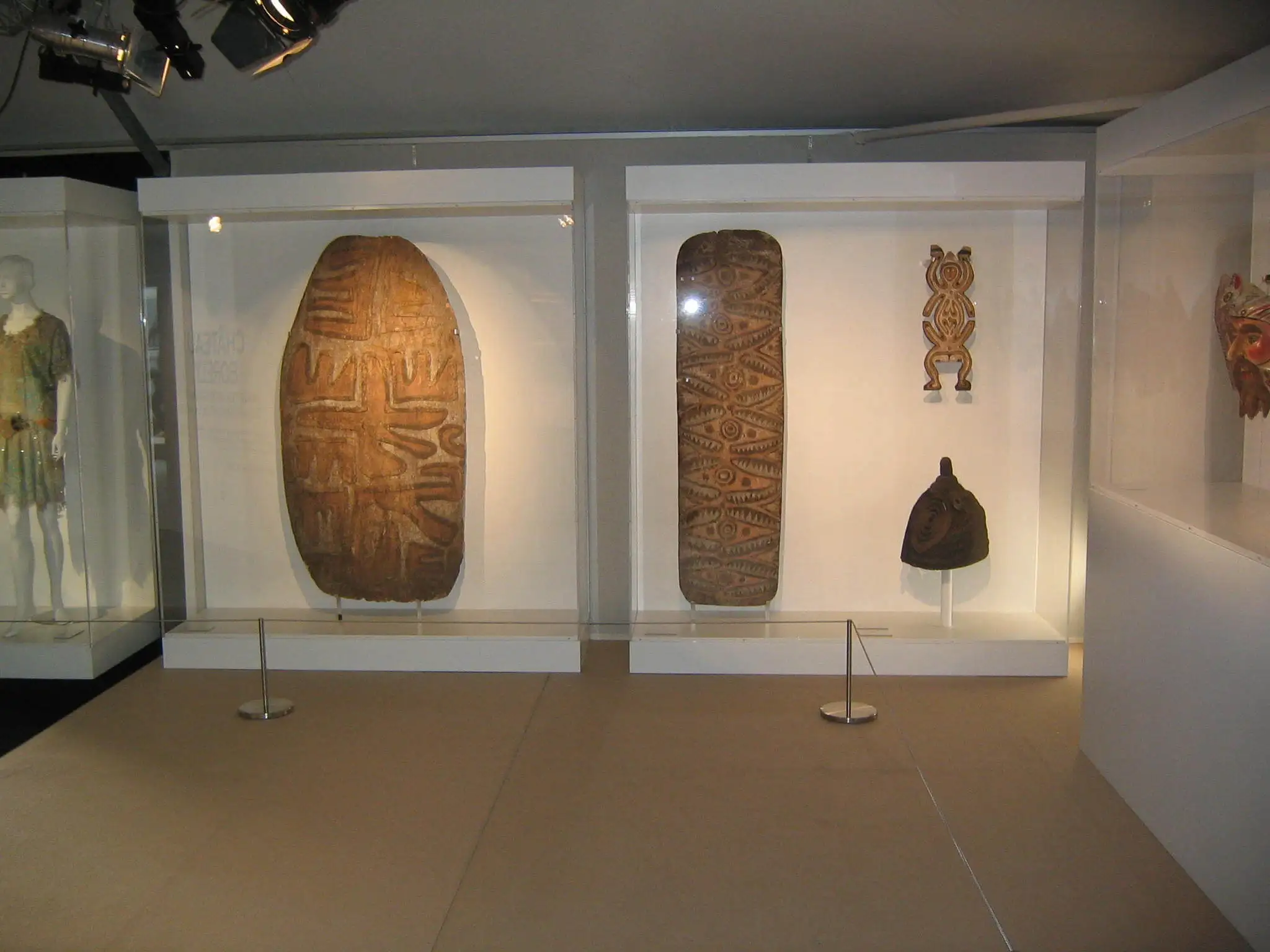 Capot de protection en Plexiglas incolore pour un musée
