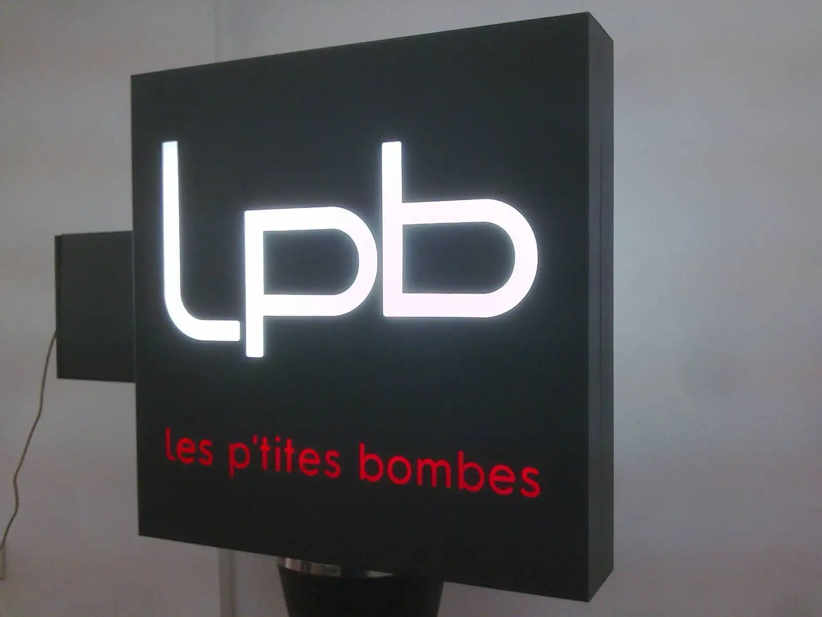 Enseigne Lumineuse en drapeau double faces à Marseille proche Plan de Campagne