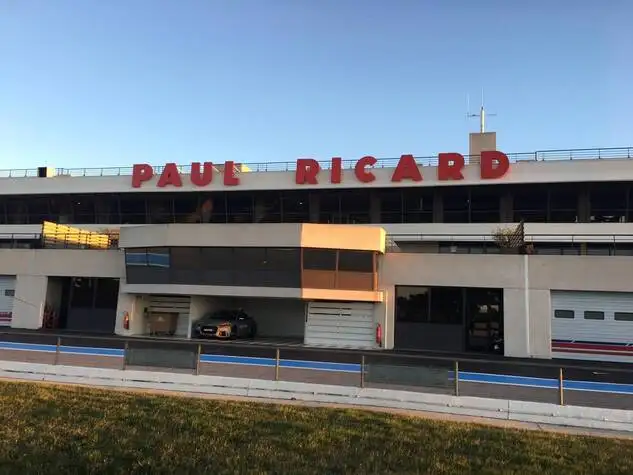 Lettre lumineuse et lettre en plexi circuit Paul Ricard