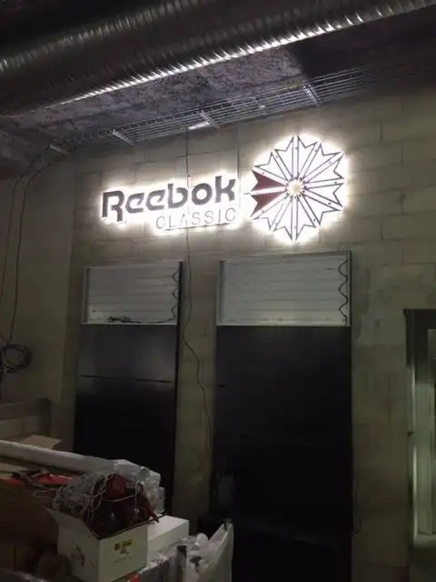 Fabrication de lettres lumineuses dans un centre commercial à Marseille