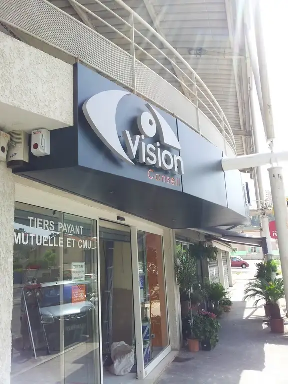 Professionnel pour la création et la pose d'enseignes lumineuse pour opticiens à Marseille