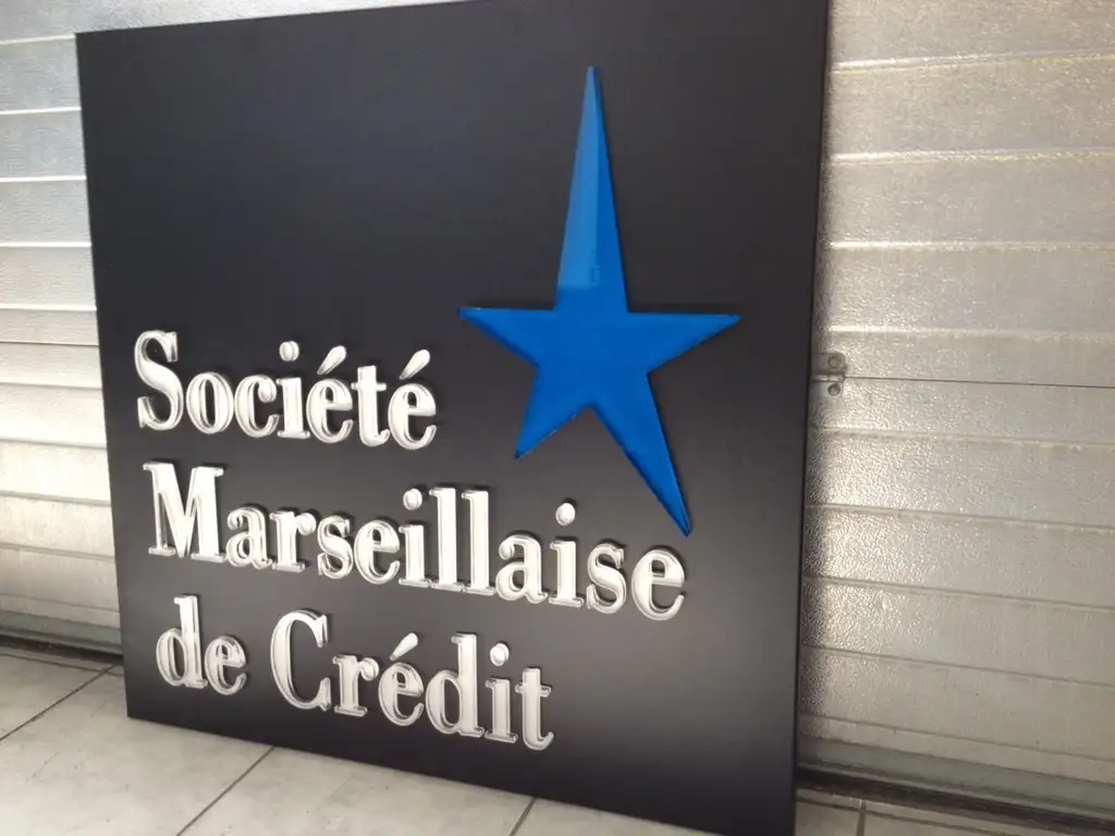 Enseigne drapeau lumineuse de type caisson pour établissement bancaire et banque à Aix-en-Provence