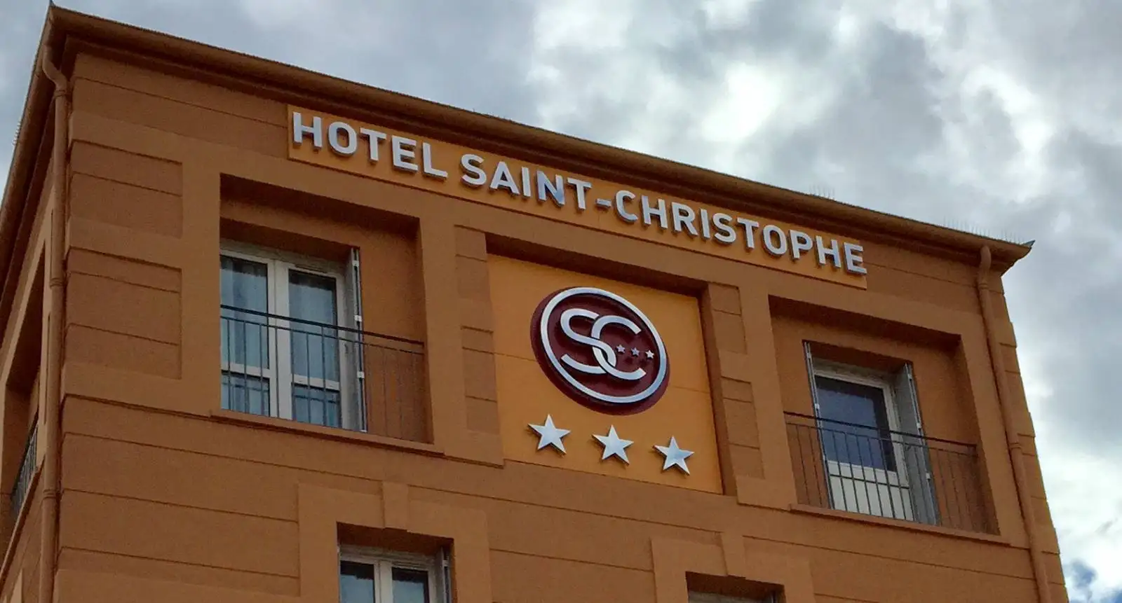 Fabrication d'une enseigne lumineuse pour un hôtel à Aubagne 13
