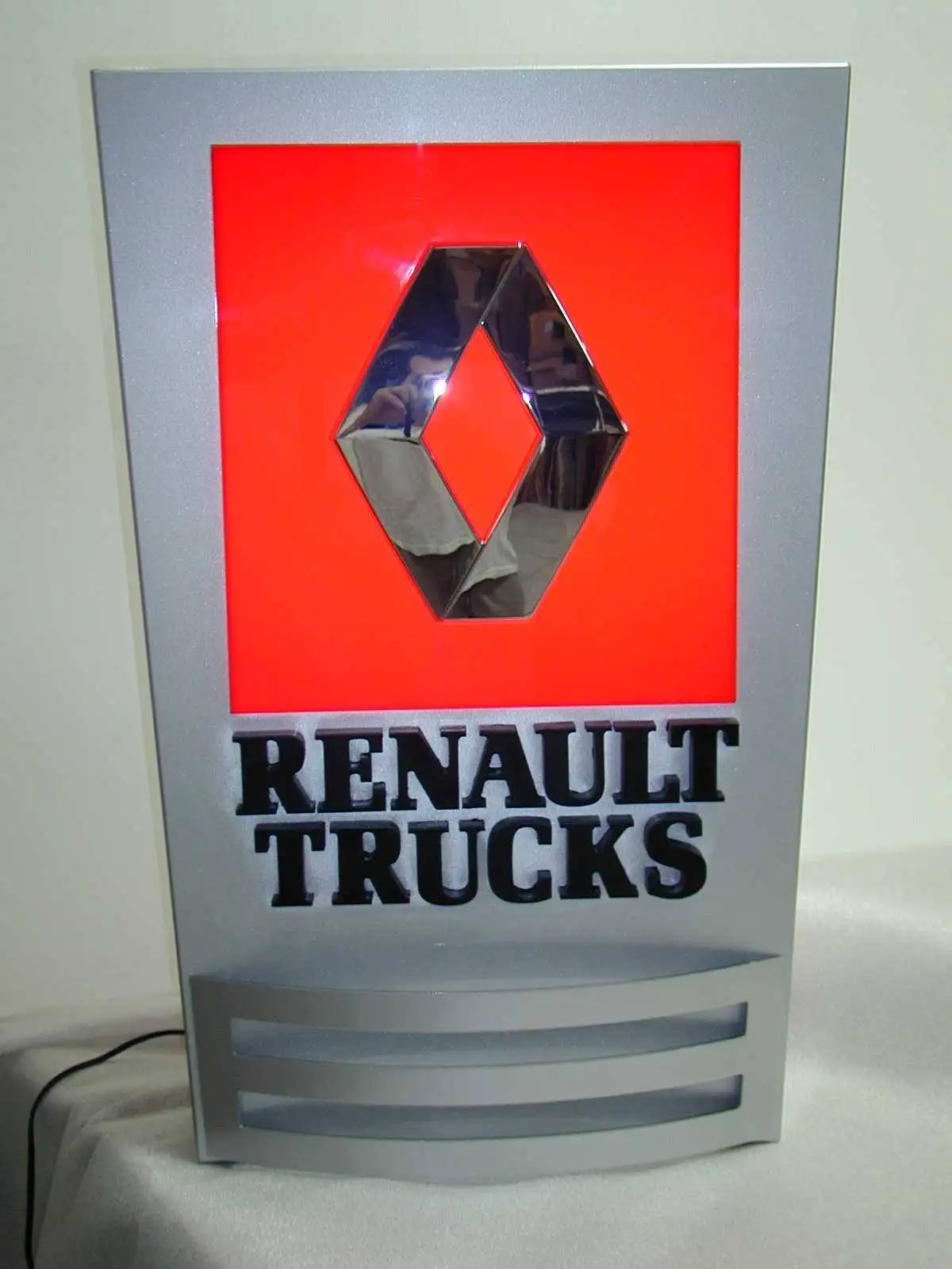 Fabrication et pose d'un totem de 6m00 pour stand d'un constructeur automobile