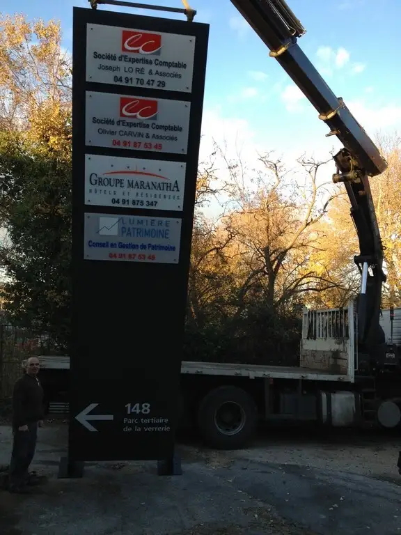 Fabrication et pose d'un Totem à Marseille pour un centre d'activité