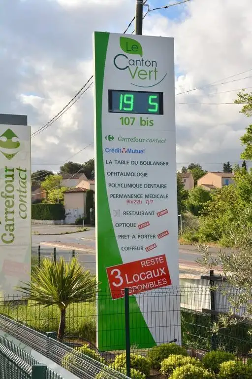 Enseigne lumineuse totem pour Pharmacie à Aix-en-Provence