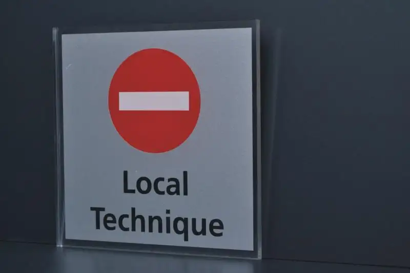Plaque plexi pictogramme sur mesure pour établissements recevant du public