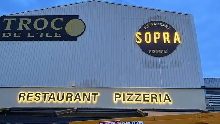 Enseigne avec ampoule pour restaurant sur Marseille 11 me (la valentine)