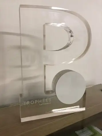 Lettres plexi dcoupes au laser